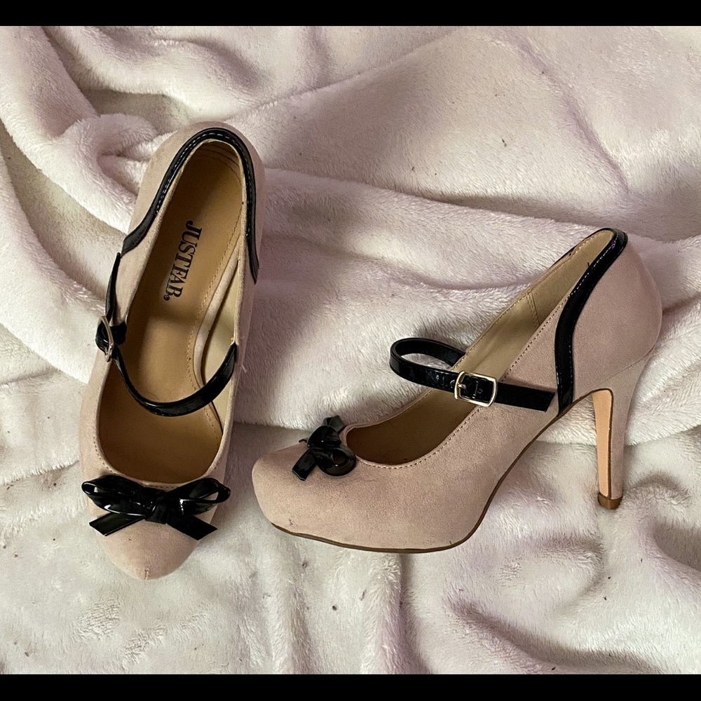 Cream heels with a black bow.